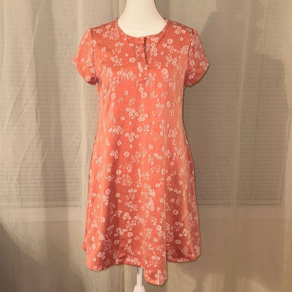 V by Violet Weekend S Coral Pink White Textured Floral Short Sleeve Swing Dress